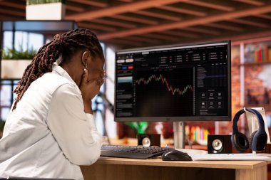 Halı çekme yüzünden kriptoda para kaybettikten sonra üzgün tüccarın tepkisi hüsran oldu. Kripto bozuk para ticaretinin düşüşünden sonra maddi kaybın duygusal bedelini yaşayan üzgün bir kadın.