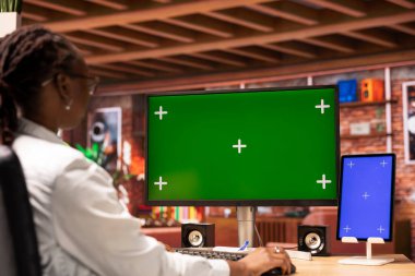 Yeşil ekran bilgisayar görüntüsü ve maket tableti kullanarak sosyal medyada gezinen bir kadın. Kroma anahtar PC ve izole ekran aygıtı kullanarak sosyal ağdaki arkadaşlarla sohbet etmek