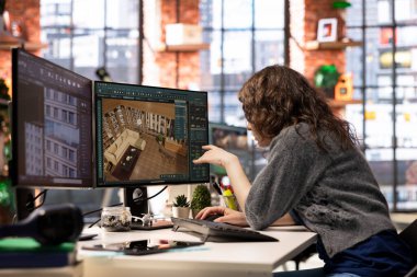 Tasarımcı sanal bir ev seti üretmek için dijital teknolojiyle etkileşime girer. Mimari yazılım 3B modelleme ve hazırlama olanağı sağlayarak mobilya yerleştirme ve yerleşim düzenlemelerine olanak sağlıyor.