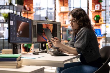 Yapay zeka sohbet robotu kullanıcısı Mars 'ın uzay gemisi modelini üretmek için bir programa komuta ediyor. Yapay zekayla fütüristik bir bilim kurgu oyunu geliştiriyor. Tasarım geliştirme için derin öğrenim.