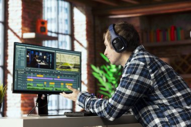 Evde çalışan, çekim bölümlerini düzenleyen, promosyon klipleri üzerinde çalışan bağımsız video editörü. Video parçalarını birleştiren, PC 'deki profesyonel yazılımları kullanarak düzenleyen Teleworking video ograph