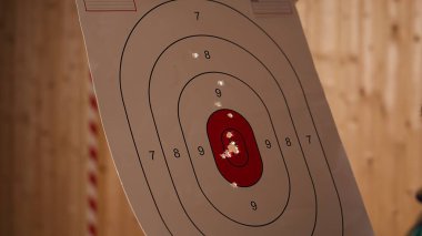 Atış poligonunda eğlence amaçlı atış deneyimi olan bir adam, hedef tahtası olup olmadığını kontrol ediyor. Atış poligonu şirketinde silahlarla pratik yapan kişi, hedef vurma, kamera B