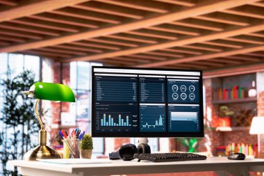 Mali program kullanıcı arayüzü merkez ofis masasındaki bilgisayar ekranında iş büyüme grafiklerini gösteriyor. KPI göstergeleri gösteren bilgisayar monitöründeki satış istatistikleri