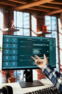 Dairedeki serbest çalışan insan gibi etkileşime giren büyük dil modeli yapay zeka sohbet robotu kullanıyor. Kullanıcı talepleriyle ilgilenen yapay zeka LLM ile ilgili görevleri çözen uzaktan çalışan