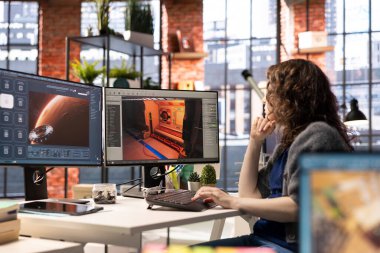 Kadın, fütüristik bir uzay gemisi istasyonu geliştirmek için yapay zeka uygulamasında çalışıyor. Sinirsel ağ destekli yazılım gerçekçi oyun ortamları oluşturmak için otomasyon ve makine öğrenme kullanır.