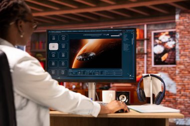 Ofisteki kadın yapay zeka programıyla görevleri hallediyor. Mesajı videoya çeviriyor. Bilgisayarı kullanarak video yapay zeka üreten modellere metin gönderen kişiyi kapat