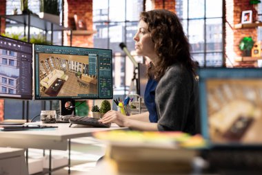 Profesyonel mimari tasarımcı ikili monitörler üzerinde bilgisayar destekli tasarım araçları kullanarak bir kat planı hazırlıyor. Kadın dijital hazırlama ve iç dekorasyon için yazılım kullanıyor.