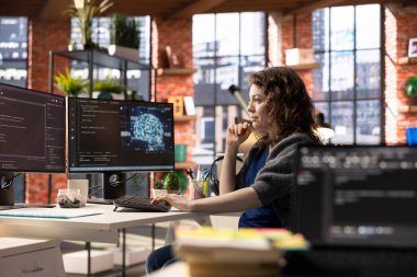 Bilgisayarlı bilgisayar ağlarında bilgisayar kodları yazıp, yapay zeka nöral ağlarının bakımını yapıyorum. Yapay zeka sistemleri ve veri bilimi üzerinde çalışan kadın teknik uzmanı..