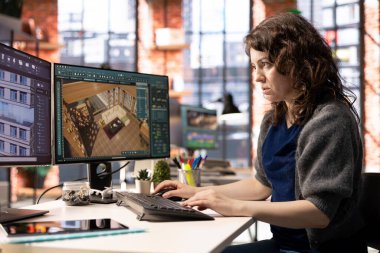 Mimari tasarımcı, mobilya düzenlemek için üç boyutlu bir modelleme programı kullanarak dijital ev tasarımı projesinde çalışıyor. Profesyonel hazırlama için gelişmiş kullanıcı arayüzüne sahip yazılım.