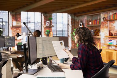 Teknik firma HR çalışanı CV 'lere bakıyor, potansiyel iş başvuruları için yetenek ediniyor. Girişim işvereni yazılım geliştirme için boş pozisyon adaylarının özgeçmişlerini okuyor