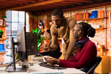 Takım çalışması, çalışanların rekabetçi bir avantaj elde etmek için ofiste makine öğrenme teknolojisini kullanmasını sağlar. Silikon Vadisi 'ndeki iş arkadaşları hızlı teknolojik gelişmeler için işbirliği yapıyorlar.