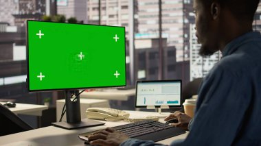 Erkek yönetici krom anahtar ekranın yanındaki finansal planlamaya odaklanarak veri analizi ve şirket stratejisi için bilgi grafiklerini gözden geçirdi. İşadamı, girişimci çözümler üretiyor. Kamera B.