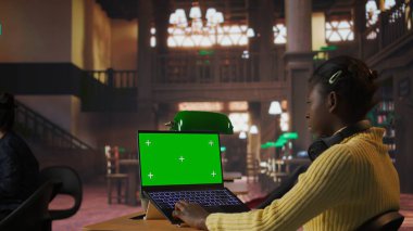 Siyahi âlimler kütüphanede krom anahtarın yanında internet üzerinden bilgi okuyarak teorik çalışmalara odaklanıyor ve sınıf ödevlerini tamamlıyorlar. Eğitimsel işler için not alıyorum. Kamera A.