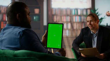 Farklı CIA gizli ajanları uzay ekranının yanındaki kanıt belgelerini inceliyor, bir dava dosyasını inceliyor ve hükümet istihbarat hedeflerine ulaşmak için soruşturma yapıyor. Gizli Servis. Kamera A.