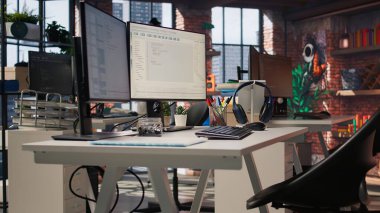 Özel yazılım geliştirme hizmetleri sağlayan boş yapay zeka ajansı ofisi. Başlangıç ofisinde kodlama sürecini düzene sokmak için makine öğrenimi kullanan teknoloji girişimi çalışma alanı, aşağı flok