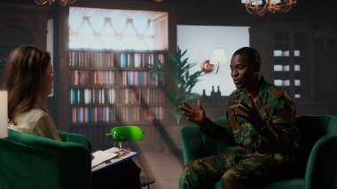 Afrika kökenli Amerikan askeri, travmatik savaş tecrübelerinden dolayı suçluluk ve endişe duyan ciddi bir savaş bunalımıyla karşı karşıya. Silahlı kuvvetler askeri terapide duygularını paylaşıyor. Kamera A.