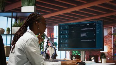 Öğrenci ev ödevlerini çözmek için AI LLM Chatbot yazılımını kullanıyor. Bilgisayar aygıtı üzerinde görev yapmak için büyük dil model programından yardım isteyen kız, kamera A