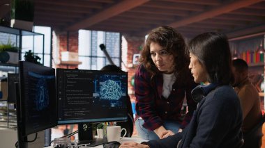 Yapay zeka mühendisliği, makine öğrenmeye başlamadan önce takım liderine sorular sorar. Yapay Zeka Teknolojisi çalışanı kod hatalarını düzeltmek için müdürden yardım istiyor. Kamera A.