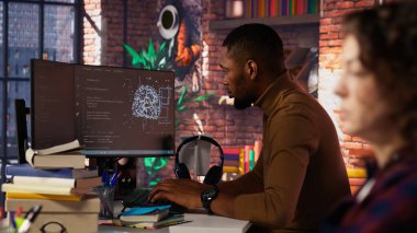 Girişim şirketi arka uç geliştiricisi uygulama düzeltme sorunları, veritabanları ve sunucu yapılandırması ile ilgileniyor. Ofiste performans ve ölçeklenebilirlik için yazılımı optimize eden adam, kamera B