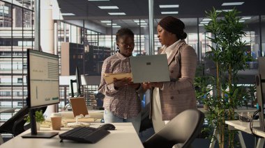 Modern bir cihazın arşivlenmiş verilerini analiz eden profesyonel ekip, şirket performansını ve uzun vadeli büyümeyi iyileştirmek için kurumsal çözümler ve mali planlama görevleri üzerinde işbirliği yapıyor. Kamera B.