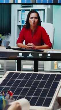 Dikey video fabrikası mühendisleri verileri kullanarak enerji üretimini arttırmak için online video çağrısı yapıyorlar. Fotovoltaik bitki uzmanları telekonferans toplantısında güneş pili prototipleri tasarladılar
