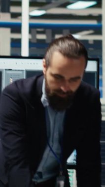 Uyum kayıtlarına bakarak, dikey video endüstriyel fabrika hissedarları toplantıda. Güneş panellerini okuyan yatırımcılar fabrika evrakları hazırlıyor, imzalamadan önce mali açıklamaları gözden geçiriyorlar.