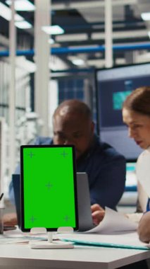 Dikey video Photovoltaics bitki uzmanları güneş pili prototiplerini modelleme cihazında tasarlıyorlar. Fabrika mühendisleri verileri kullanarak artan enerji çıktısını arıtmak için izole ekran tableti kullanıyorlar.