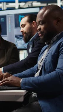 Dikey video fabrikası yöneticisi laptopu kullanarak, üretimi genişleterek kazançlı bir iş modeli geliştiriyor. İnsan endüstriyel fabrikada otomasyon teknolojisini birleştirmek için çalışır.