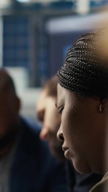 Dikey Video Fabrikası Sürdürülebilirlik Bölümü ekibi dizüstü bilgisayar, kamera B kullanarak güneş paneli bitki emisyonları ve enerji verimliliği ölçümleri hakkında raporlar hazırlıyor.