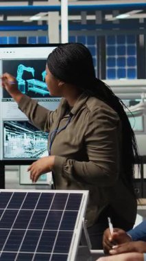 Dikey video fabrikası araştırma ve geliştirme bölümü bilim insanları, dayanıklılık ve performans konusunda çığır açan yeni nesil güneş panelleri için nanomateryalleri test etmek için işbirliği yapmaktadırlar.