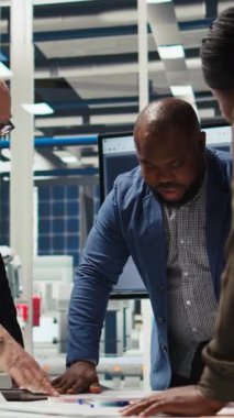 Dikey video güneş panelleri fabrika hissedarları iş büyümesi ve pazar genişlemesi hakkında konuşuyor. Yatırımcılar, üretim ve kamera A 'yı geliştirmenin yollarını tartışmak için fotovoltaik fabrika yöneticileriyle bir araya geldiler.