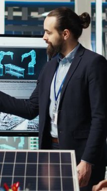 Dikey video araştırma ve geliştirme ekibi enerji dönüşüm oranlarını optimize etmek için güneş pili prototiplerini analiz eder. Güneş panelleri yenilikçi üretim teknikleri geliştiren bitki uzmanları, kamera B