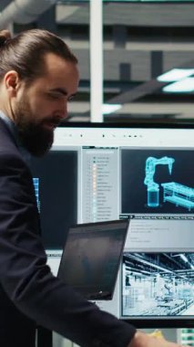 Dikey Video Fabrikası yöneticileri yatırımcılara sürdürülebilir imalat çözümleri sunuyor. Endüstriyel fabrika yöneticileri yenilikçi güneş paneli otomasyon teknolojileri sunuyorlar