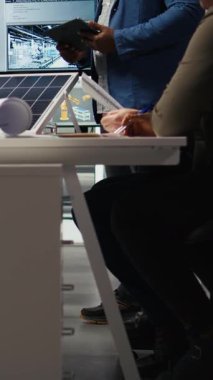 Dikey Video Fabrikası yöneticileri yatırımcılara sürdürülebilir imalat çözümleri sunuyor. Endüstriyel fabrika yöneticileri yenilikçi güneş paneli otomasyon teknolojileri sunuyorlar