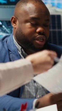 Dikey video fabrikası mühendislik ekibi üretim hatlarını inceleyerek enerji üretimini arttırmaya çalışıyor. Fotovoltaik uzmanları, yenilikçi güneş pili prototiplerini inceleyerek,