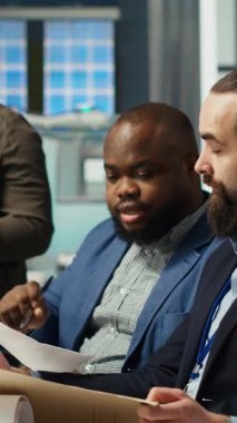 Dikey video hissedarları sürdürülebilir enerji üretiminde gelecekteki yatırım fırsatlarını tartışıyorlar. Güneş panelleri yöneticileri ve yatırımcıları güneş teknolojisi raporlarını inceleyen tesis