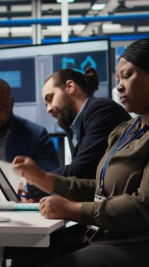 Dikey Video Fabrikası Sürdürülebilirlik Bölümü ekibi dizüstü bilgisayar, kamera A kullanarak güneş paneli bitki emisyonları ve enerji verimliliği ölçümleri hakkında raporlar hazırlıyor.