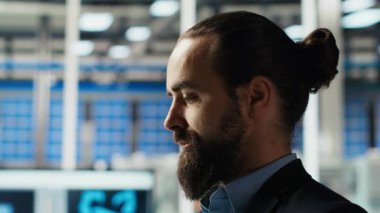 Güneş panellerindeki insan portresi güneş pillerinin verimliliğini artırmak için dizüstü bilgisayar kullanıyor. Fotovoltaik fabrikası araştırma ve geliştirme uzmanı not defteri kullanıyor, yeşil enerji çözümleri üzerinde çalışıyor, kamera B