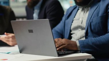 Fabrika ofisindeki mühendisler artan enerji üretimi için dizüstü bilgisayar kullanarak performans verileri topluyorlar. Fotovoltaik uzmanları yenilikçi güneş pili prototipleri, kamera B