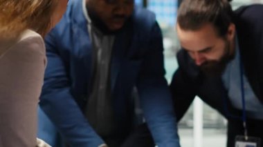 Fabrika mühendisleri güneş paneli montaj hatlarının ayrıntılı şemalarını inceleyerek, tablet kullanarak üretim planlarını rafine ediyorlar. Endüstriyel fabrika uzmanları yeni prototipler için yapılandırmaları özetliyor, kamera B