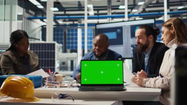 Fabrika mühendisleri PV materyal parametrelerini kontrol etmek ve güneş panelinin dayanıklılığını artırmak için yeşil ekran dizüstü bilgisayar kullanıyorlar. Araştırmacı, A kamerasını kullanarak sürdürülebilir enerji çözümleri geliştirir.