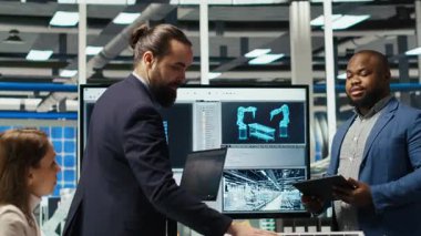 Fabrika yöneticileri yatırımcılara sürdürülebilir üretim çözümleri sunuyorlar. Endüstriyel fabrika yöneticileri, hissedarlara yenilikçi güneş paneli otomasyon teknolojileri sunuyorlar, kamera B