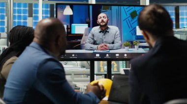 Uzmanlar, uzaktan telekonferans sırasında fabrika ekipman enerji üretimini optimize ediyorlar. Fotovoltaik bitki araştırmacıları internet video görüşmesi yapıyor, enerji üretimini değerlendiriyor, kamera B