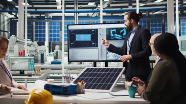 Araştırma ve geliştirme ekibi enerji dönüşüm oranlarını optimize etmek için güneş pili prototiplerini analiz ediyor. Güneş panelleri yenilikçi üretim teknikleri geliştiren bitki uzmanları, kamera A