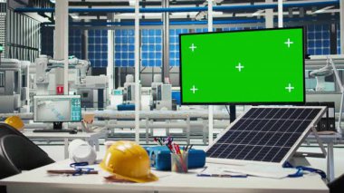 Robot kolların güneş panelleri üretme performansını izlemek için kullanılan fotovoltaik fabrikasında izole ekran görüntüsü. Güneş santrali makinelerini incelemek için kullanılan boş tesiste krom anahtar modelleme monitörü