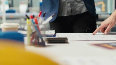 Fabrika uzmanları tablet CAD programında montaj tesisi üretim hatları tasarlıyorlar. Endüstriyel fabrika çalışanları, tesis üretim planlarını optimize etmek için aygıt üzerinde yazılım kullanıyor
