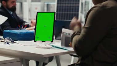 Endüstriyel bitki araştırmacıları izole ekran tableti kullanarak dayanıklılık ve performans alanında çığır açanlar üzerinde çalışıyorlar. Fabrika bilimcileri güneş panelleri için materyalleri test etmek için krom anahtar aygıtı kullanıyorlar