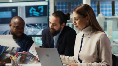 Fabrika müdürü evrak dosyalarına bakıyor, iş modelini geliştiriyor, üretimi arttırıyor. Çalışan belgeleri okuyor, otomasyon teknolojisini endüstriyel santrale entegre ediyor, kamera B