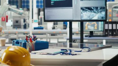 Robot kollarının güneş panellerini montaj hatlarına yerleştirme performansını denetlemek için kullanılan araştırma ve geliştirme fotovoltaik fabrikası ofisi. Güneş santrali makineleriyle boş tesis zemininin görüntüsü.