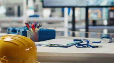 Güneş enerjisi sistemlerini araştırmak için kullanılan güneş panellerindeki araştırma ve geliştirme ofisi. Verimliliği artırmak ve yenilikleri geliştirmek için kullanılan boş fotovoltaik fabrikasında masada göster